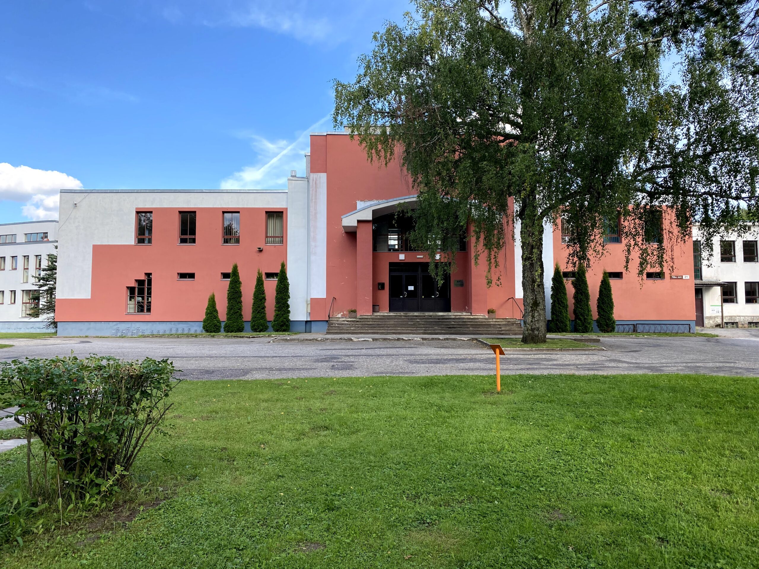 Aravete Keskkooli hoone Piibe maanteel, punane funktsionalistlik fassaad