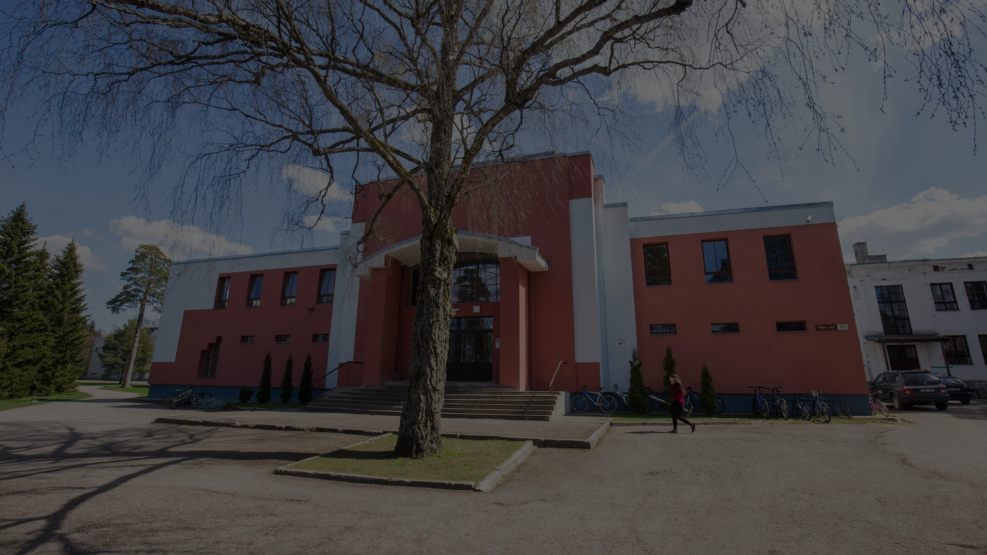 Aravete Keskkooli ajalooline koolihoone, Ignar Fjuki projekteeritud modernistlik peahoone